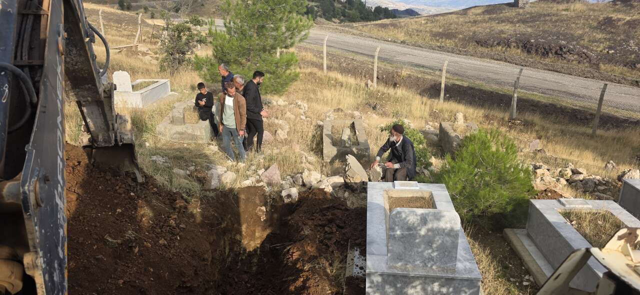 Ölüm gelmeden hazırlığını yaptı! Eşiyle kendine mezar kazdırdı 2